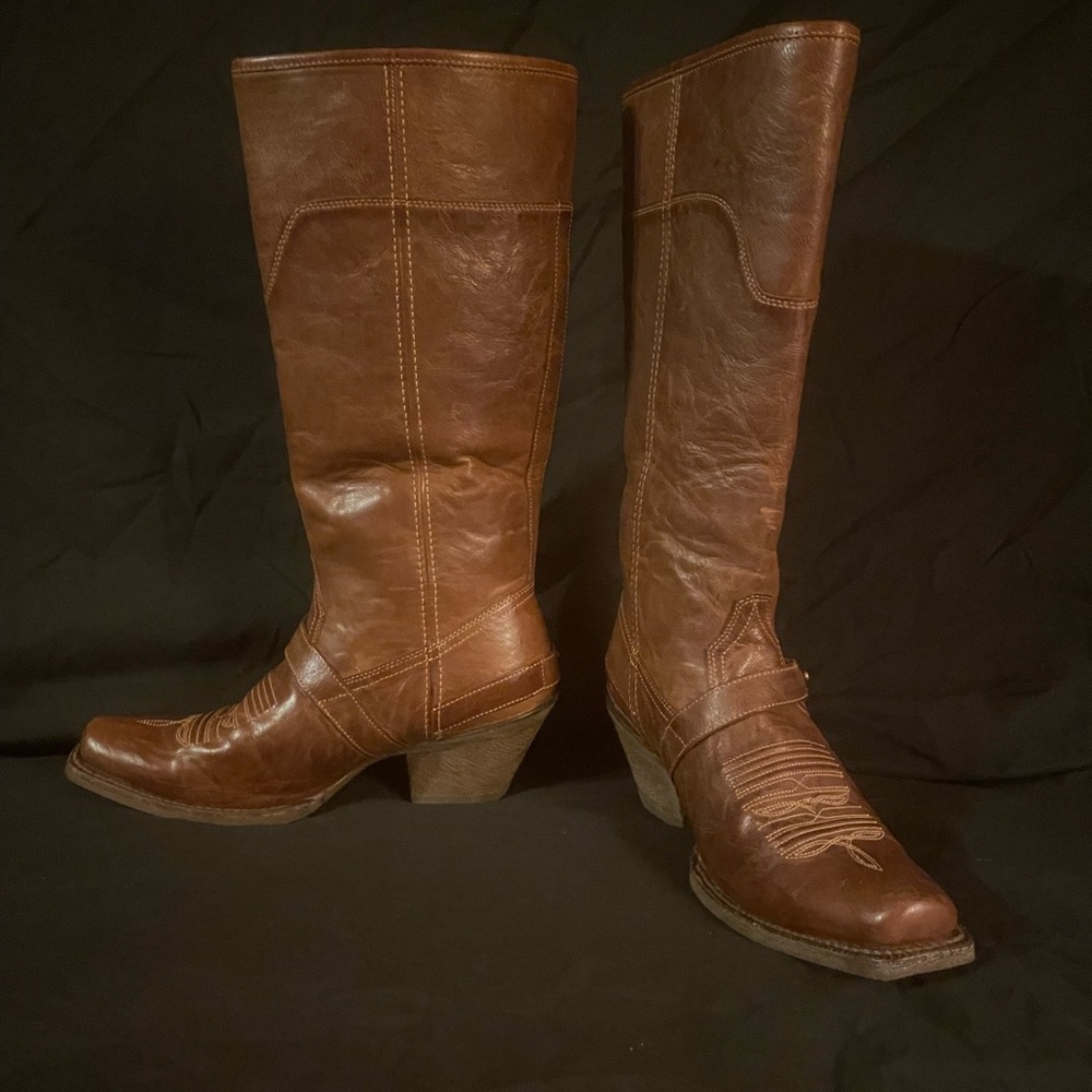 Ariat women’s, wildflower western boots.